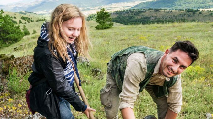 Ungdomar och jakt – nästa generation naturvänner (2) Ungdomar och jakt – nästa generation naturvänner Att jaga är mer än att bara ta del av en gammal tradition. Det är ett sätt att lära känna naturen, förstå kretslopp och ta ansvar för både djur och miljö. I takt med att intresset för hållbar livsstil, friluftsliv och viltkött ökar, ser vi också något annat: fler unga som vill börja jaga. Men hur tar man steget? Vilken utrustning behövs? Och varför är jakt en meningsfull hobby för unga i dag? Jakt som livskunskap – inte bara fritid För många ungdomar är jakt ett sätt att få praktisk kunskap om saker som annars bara är teori i skolan: ekologi, biologi, etik, historia och samhällsfrågor. Att vistas i skog och mark ger också något som är sällsynt i vår digitala vardag – tystnad, fokus och närvaro. Jakt lär dig: Respekt för djur och natur Koncentration och tålamod Hur mat blir till – på riktigt Att ta ansvar för sitt agerande Det är egenskaper som inte bara behövs i jakttornet – utan i livet i stort. Så börjar du som ungdomsjägare – steg för steg 1. Gå en jägarexamensutbildning Det första steget är att ta jägarexamen. Många studieförbund och jaktskytteklubbar erbjuder kurser anpassade för ungdomar. Kursen innehåller teori, skytte och säkerhet. 2. Träna med erfarna Många unga börjar genom att följa med en förälder, släkting eller vän på jakt. Det är ett bra sätt att lära sig i praktiken – under trygg handledning. 3. Skaffa rätt utrustning Som nybörjare behöver du inte allt på en gång, men ett bra sikte och en pålitlig bössa är grunden. För ungdomar är reflex- och rödpunktssikten särskilt populära – de är smidiga, snabba att använda och lätta att justera, även vid snabba lägen eller i dåligt ljus. 4. Gå med i en jaktklubb Här får du tillgång till mark, jakttillfällen och gemenskap – plus viktig erfarenhet från äldre jägare. Vilken typ av jakt passar unga? Jakt kan vara ett fantastiskt sätt för unga att komma ut i naturen, utveckla tålamod och lära sig respekt för både djur och miljö. Men precis som med all jakt krävs mognad, ansvar och rätt vägledning. Vissa jaktformer är dock mer tillgängliga och pedagogiska för nybörjare – både fysiskt och mentalt. Här är tre jaktformer som ofta passar bra för unga som vill börja sin jaktresa: Småviltsjakt – lättare utrustning, mer rörelse Att börja med småvilt som hare, räv eller fågel är ofta en bra inkörsport. Utrustningen är generellt lättare, vilket gör det mer fysiskt hanterbart för yngre. Jakten är rörligare – du går, spanar, lyssnar och lär dig läsa spår och rörelsemönster. Det ger ofta fler möjligheter till observationer, vilket är värdefullt i början. Perfekt för den som gillar att röra sig och upptäcka naturen aktivt. Vakjakt – lugn och fokus Vakjakt innebär att man sitter stilla vid en åtel (en plats där djur lockas med foder) och väntar på att viltet ska dyka upp. Det passar unga som har tålamod och gillar att iaktta. Ger en bra introduktion till beteendestudier, säker vapenhantering och koncentration. Kan vara ett bra sätt att börja förstå viltets rytm och läsa av omgivningen. Lämpligt tillsammans med en erfaren vuxen, särskilt i skymning eller mörker. Jakt med mentor – trygg introduktion utan press För unga som inte har egen licens eller vapen ännu är jakt tillsammans med en mentor ett värdefullt första steg. Man deltar utan att själv bära vapen – istället får man observera, hjälpa till och ställa frågor. En mentor (t.ex. en förälder, släkting eller erfaren jägare) kan förklara i stunden, visa säkerhetsrutiner och skapa ett lugnt inlärningsklimat. Det bygger självförtroende och förståelse innan man tar Jägarexamen eller börjar jaga självständigt. Många jaktlag uppskattar att ta emot unga medföljare – särskilt om man visar nyfikenhet och respekt. Att tänka på: Unga under 18 år får inte jaga självständigt utan tillsyn av vuxen. Även som medföljare gäller förståelse för säkerhet, etik och lagstiftning. Ett bra första steg kan vara att gå en jaktintroduktionskurs eller delta i ungdomsverksamhet via exempelvis Jägareförbundet. Jaktens sociala sida – gemenskap och generationsband En underskattad aspekt av jakt är gemenskapen. Unga jägare får ofta kontakt med äldre som gärna delar med sig av kunskap och historier. Det bygger broar mellan generationer och ger ett sammanhang som sträcker sig bortom skola och vardagsstress. Jaktdagar startar tidigt, kräver förberedelser och avslutas ofta med mat, prat och eftertanke. Det är en social, men ändå lugn och kravlös miljö – något som många unga uppskattar i dagens hektiska liv. Utrustning för ungdomsjägare – vad ska man tänka på? Förutom bössa och sikte behöver du tänka på: Hörselskydd – gärna med kommunikation Kläder efter väder – vattentätt, ljudlöst och lagom varmt Kniv och pannlampa Ryggsäck med sittunderlag, fika, extra kläder och första hjälpen Frågor som ofta dyker upp Får man jaga som ungdom? Ja – från 15 års ålder kan du ta jägarexamen och från 18 år får du ha eget vapenlicens. Är det dyrt att börja jaga? Kostnaden varierar. Många föreningar har lånevapen, och viss utrustning går att köpa begagnat. Det finns också ungdomsrabatter på kurser och licenser. Är jakt farligt? Nej – inte om du följer säkerhetsreglerna. Jakt är en av de mest säkerhetsreglerade fritidsaktiviteterna i Sverige. Sammanfattning: En livsstil som ger mer än mat Jakt är en väg till ansvar, närvaro och respekt – både för andra levande varelser och för sig själv. För unga som vill kombinera aktiv fritid, naturupplevelser och praktisk kunskap, är jakt ett värdefullt val. Och det viktigaste? Att känna sig som en del av något större – av skogen, gemenskapen och den svenska jaktkulturen.