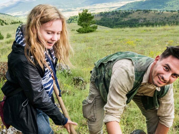 Ungdomar och jakt – nästa generation naturvänner Att jaga är mer än att bara ta del av en gammal tradition. Det är ett sätt att lära känna naturen, förstå kretslopp och ta ansvar för både djur och miljö. I takt med att intresset för hållbar livsstil, friluftsliv och viltkött ökar, ser vi också något annat: fler unga som vill börja jaga. Men hur tar man steget? Vilken utrustning behövs? Och varför är jakt en meningsfull hobby för unga i dag? Jakt som livskunskap – inte bara fritid För många ungdomar är jakt ett sätt att få praktisk kunskap om saker som annars bara är teori i skolan: ekologi, biologi, etik, historia och samhällsfrågor. Att vistas i skog och mark ger också något som är sällsynt i vår digitala vardag – tystnad, fokus och närvaro. Jakt lär dig: Respekt för djur och natur Koncentration och tålamod Hur mat blir till – på riktigt Att ta ansvar för sitt agerande Det är egenskaper som inte bara behövs i jakttornet – utan i livet i stort. Så börjar du som ungdomsjägare – steg för steg 1. Gå en jägarexamensutbildning Det första steget är att ta jägarexamen. Många studieförbund och jaktskytteklubbar erbjuder kurser anpassade för ungdomar. Kursen innehåller teori, skytte och säkerhet. 2. Träna med erfarna Många unga börjar genom att följa med en förälder, släkting eller vän på jakt. Det är ett bra sätt att lära sig i praktiken – under trygg handledning. 3. Skaffa rätt utrustning Som nybörjare behöver du inte allt på en gång, men ett bra sikte och en pålitlig bössa är grunden. För ungdomar är reflex- och rödpunktssikten särskilt populära – de är smidiga, snabba att använda och lätta att justera, även vid snabba lägen eller i dåligt ljus. 4. Gå med i en jaktklubb Här får du tillgång till mark, jakttillfällen och gemenskap – plus viktig erfarenhet från äldre jägare. Vilken typ av jakt passar unga? Jakt kan vara ett fantastiskt sätt för unga att komma ut i naturen, utveckla tålamod och lära sig respekt för både djur och miljö. Men precis som med all jakt krävs mognad, ansvar och rätt vägledning. Vissa jaktformer är dock mer tillgängliga och pedagogiska för nybörjare – både fysiskt och mentalt. Här är tre jaktformer som ofta passar bra för unga som vill börja sin jaktresa: Småviltsjakt – lättare utrustning, mer rörelse Att börja med småvilt som hare, räv eller fågel är ofta en bra inkörsport. Utrustningen är generellt lättare, vilket gör det mer fysiskt hanterbart för yngre. Jakten är rörligare – du går, spanar, lyssnar och lär dig läsa spår och rörelsemönster. Det ger ofta fler möjligheter till observationer, vilket är värdefullt i början. Perfekt för den som gillar att röra sig och upptäcka naturen aktivt. Vakjakt – lugn och fokus Vakjakt innebär att man sitter stilla vid en åtel (en plats där djur lockas med foder) och väntar på att viltet ska dyka upp. Det passar unga som har tålamod och gillar att iaktta. Ger en bra introduktion till beteendestudier, säker vapenhantering och koncentration. Kan vara ett bra sätt att börja förstå viltets rytm och läsa av omgivningen. Lämpligt tillsammans med en erfaren vuxen, särskilt i skymning eller mörker. Jakt med mentor – trygg introduktion utan press För unga som inte har egen licens eller vapen ännu är jakt tillsammans med en mentor ett värdefullt första steg. Man deltar utan att själv bära vapen – istället får man observera, hjälpa till och ställa frågor. En mentor (t.ex. en förälder, släkting eller erfaren jägare) kan förklara i stunden, visa säkerhetsrutiner och skapa ett lugnt inlärningsklimat. Det bygger självförtroende och förståelse innan man tar Jägarexamen eller börjar jaga självständigt. Många jaktlag uppskattar att ta emot unga medföljare – särskilt om man visar nyfikenhet och respekt. Att tänka på: Unga under 18 år får inte jaga självständigt utan tillsyn av vuxen. Även som medföljare gäller förståelse för säkerhet, etik och lagstiftning. Ett bra första steg kan vara att gå en jaktintroduktionskurs eller delta i ungdomsverksamhet via exempelvis Jägareförbundet. Jaktens sociala sida – gemenskap och generationsband En underskattad aspekt av jakt är gemenskapen. Unga jägare får ofta kontakt med äldre som gärna delar med sig av kunskap och historier. Det bygger broar mellan generationer och ger ett sammanhang som sträcker sig bortom skola och vardagsstress. Jaktdagar startar tidigt, kräver förberedelser och avslutas ofta med mat, prat och eftertanke. Det är en social, men ändå lugn och kravlös miljö – något som många unga uppskattar i dagens hektiska liv. Utrustning för ungdomsjägare – vad ska man tänka på? Förutom bössa och sikte behöver du tänka på: Hörselskydd – gärna med kommunikation Kläder efter väder – vattentätt, ljudlöst och lagom varmt Kniv och pannlampa Ryggsäck med sittunderlag, fika, extra kläder och första hjälpen Frågor som ofta dyker upp Får man jaga som ungdom? Ja – från 15 års ålder kan du ta jägarexamen och från 18 år får du ha eget vapenlicens. Är det dyrt att börja jaga? Kostnaden varierar. Många föreningar har lånevapen, och viss utrustning går att köpa begagnat. Det finns också ungdomsrabatter på kurser och licenser. Är jakt farligt? Nej – inte om du följer säkerhetsreglerna. Jakt är en av de mest säkerhetsreglerade fritidsaktiviteterna i Sverige. Sammanfattning: En livsstil som ger mer än mat Jakt är en väg till ansvar, närvaro och respekt – både för andra levande varelser och för sig själv. För unga som vill kombinera aktiv fritid, naturupplevelser och praktisk kunskap, är jakt ett värdefullt val. Och det viktigaste? Att känna sig som en del av något större – av skogen, gemenskapen och den svenska jaktkulturen.