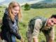 Ungdomar och jakt – nästa generation naturvänner Att jaga är mer än att bara ta del av en gammal tradition. Det är ett sätt att lära känna naturen, förstå kretslopp och ta ansvar för både djur och miljö. I takt med att intresset för hållbar livsstil, friluftsliv och viltkött ökar, ser vi också något annat: fler unga som vill börja jaga. Men hur tar man steget? Vilken utrustning behövs? Och varför är jakt en meningsfull hobby för unga i dag? Jakt som livskunskap – inte bara fritid För många ungdomar är jakt ett sätt att få praktisk kunskap om saker som annars bara är teori i skolan: ekologi, biologi, etik, historia och samhällsfrågor. Att vistas i skog och mark ger också något som är sällsynt i vår digitala vardag – tystnad, fokus och närvaro. Jakt lär dig: Respekt för djur och natur Koncentration och tålamod Hur mat blir till – på riktigt Att ta ansvar för sitt agerande Det är egenskaper som inte bara behövs i jakttornet – utan i livet i stort. Så börjar du som ungdomsjägare – steg för steg 1. Gå en jägarexamensutbildning Det första steget är att ta jägarexamen. Många studieförbund och jaktskytteklubbar erbjuder kurser anpassade för ungdomar. Kursen innehåller teori, skytte och säkerhet. 2. Träna med erfarna Många unga börjar genom att följa med en förälder, släkting eller vän på jakt. Det är ett bra sätt att lära sig i praktiken – under trygg handledning. 3. Skaffa rätt utrustning Som nybörjare behöver du inte allt på en gång, men ett bra sikte och en pålitlig bössa är grunden. För ungdomar är reflex- och rödpunktssikten särskilt populära – de är smidiga, snabba att använda och lätta att justera, även vid snabba lägen eller i dåligt ljus. 4. Gå med i en jaktklubb Här får du tillgång till mark, jakttillfällen och gemenskap – plus viktig erfarenhet från äldre jägare. Vilken typ av jakt passar unga? Jakt kan vara ett fantastiskt sätt för unga att komma ut i naturen, utveckla tålamod och lära sig respekt för både djur och miljö. Men precis som med all jakt krävs mognad, ansvar och rätt vägledning. Vissa jaktformer är dock mer tillgängliga och pedagogiska för nybörjare – både fysiskt och mentalt. Här är tre jaktformer som ofta passar bra för unga som vill börja sin jaktresa: Småviltsjakt – lättare utrustning, mer rörelse Att börja med småvilt som hare, räv eller fågel är ofta en bra inkörsport. Utrustningen är generellt lättare, vilket gör det mer fysiskt hanterbart för yngre. Jakten är rörligare – du går, spanar, lyssnar och lär dig läsa spår och rörelsemönster. Det ger ofta fler möjligheter till observationer, vilket är värdefullt i början. Perfekt för den som gillar att röra sig och upptäcka naturen aktivt. Vakjakt – lugn och fokus Vakjakt innebär att man sitter stilla vid en åtel (en plats där djur lockas med foder) och väntar på att viltet ska dyka upp. Det passar unga som har tålamod och gillar att iaktta. Ger en bra introduktion till beteendestudier, säker vapenhantering och koncentration. Kan vara ett bra sätt att börja förstå viltets rytm och läsa av omgivningen. Lämpligt tillsammans med en erfaren vuxen, särskilt i skymning eller mörker. Jakt med mentor – trygg introduktion utan press För unga som inte har egen licens eller vapen ännu är jakt tillsammans med en mentor ett värdefullt första steg. Man deltar utan att själv bära vapen – istället får man observera, hjälpa till och ställa frågor. En mentor (t.ex. en förälder, släkting eller erfaren jägare) kan förklara i stunden, visa säkerhetsrutiner och skapa ett lugnt inlärningsklimat. Det bygger självförtroende och förståelse innan man tar Jägarexamen eller börjar jaga självständigt. Många jaktlag uppskattar att ta emot unga medföljare – särskilt om man visar nyfikenhet och respekt. Att tänka på: Unga under 18 år får inte jaga självständigt utan tillsyn av vuxen. Även som medföljare gäller förståelse för säkerhet, etik och lagstiftning. Ett bra första steg kan vara att gå en jaktintroduktionskurs eller delta i ungdomsverksamhet via exempelvis Jägareförbundet. Jaktens sociala sida – gemenskap och generationsband En underskattad aspekt av jakt är gemenskapen. Unga jägare får ofta kontakt med äldre som gärna delar med sig av kunskap och historier. Det bygger broar mellan generationer och ger ett sammanhang som sträcker sig bortom skola och vardagsstress. Jaktdagar startar tidigt, kräver förberedelser och avslutas ofta med mat, prat och eftertanke. Det är en social, men ändå lugn och kravlös miljö – något som många unga uppskattar i dagens hektiska liv. Utrustning för ungdomsjägare – vad ska man tänka på? Förutom bössa och sikte behöver du tänka på: Hörselskydd – gärna med kommunikation Kläder efter väder – vattentätt, ljudlöst och lagom varmt Kniv och pannlampa Ryggsäck med sittunderlag, fika, extra kläder och första hjälpen Frågor som ofta dyker upp Får man jaga som ungdom? Ja – från 15 års ålder kan du ta jägarexamen och från 18 år får du ha eget vapenlicens. Är det dyrt att börja jaga? Kostnaden varierar. Många föreningar har lånevapen, och viss utrustning går att köpa begagnat. Det finns också ungdomsrabatter på kurser och licenser. Är jakt farligt? Nej – inte om du följer säkerhetsreglerna. Jakt är en av de mest säkerhetsreglerade fritidsaktiviteterna i Sverige. Sammanfattning: En livsstil som ger mer än mat Jakt är en väg till ansvar, närvaro och respekt – både för andra levande varelser och för sig själv. För unga som vill kombinera aktiv fritid, naturupplevelser och praktisk kunskap, är jakt ett värdefullt val. Och det viktigaste? Att känna sig som en del av något större – av skogen, gemenskapen och den svenska jaktkulturen.